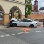 Wypadek na ul. Piastowskiej. Pijany kierowca wjechał w budynek