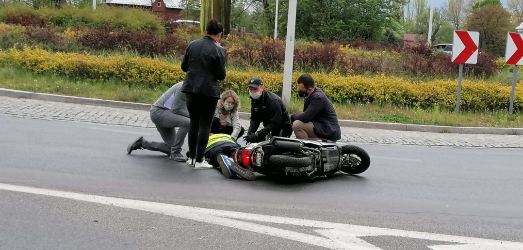 Nysa. Funkcjonariusze zakładu karnego pomogli podczas wypadku motocyklisty