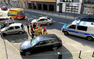 Opole. Audi zderzyło się z motocyklem BMW, poszkodowany motocyklista Opowiecie.info