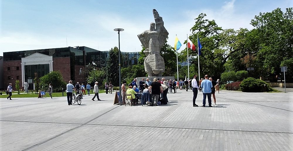 Już w godzinę było w Opolu na Placu Wolności 500 podpisów