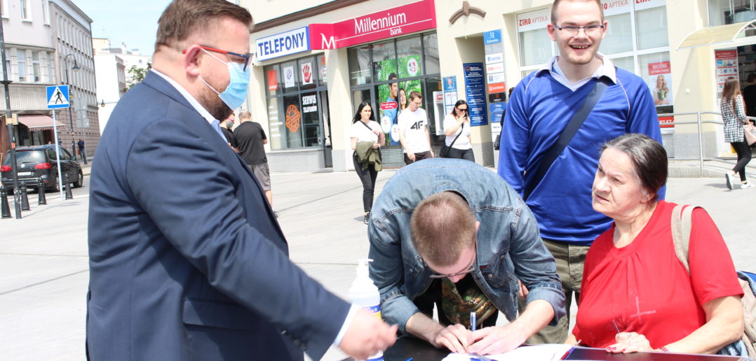 Polityka. W jeden dzień Rafał Trzaskowski zebrał w Opolu ponad dwa tysiące podpisów!