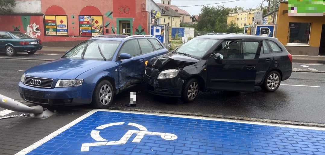 Wypadek na Oleskiej w Opolu. Dwie osoby przewieziono do szpitala