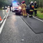 Wypadek na DK 45 w Jełowej. Samochód wpadł do rowu