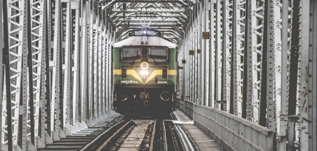 32-latek biegł wprost pod pociąg, uratowali go dzielnicowi z Opola