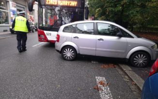 Opole. Samochód zderzył się z autobusem MZK Opole. Samochód zderzył się z autobusem MZK