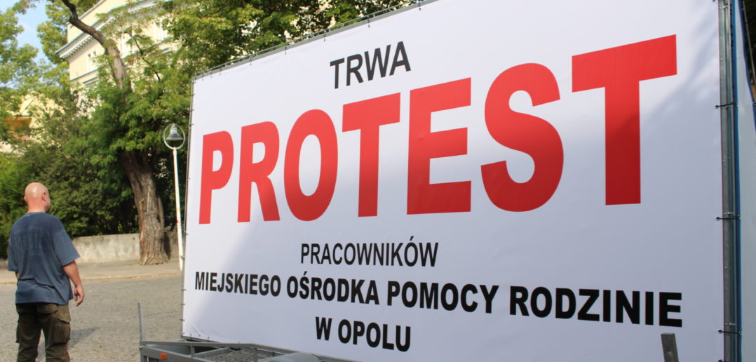 Protest.  Pracownicy pomocy społecznej w Opolu nierzadko mają mniej od tych, którym pomagają