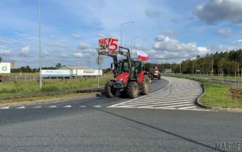 Rolnicy wyjechali ciągnikami na obwodnicę Opola. Protestują przeciw piątce dla zwierząt