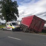 Kolizja ciężarówki i osobówki w Bierdzanach