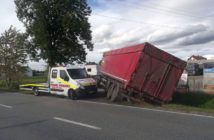 Kolizja ciężarówki i osobówki w Bierdzanach