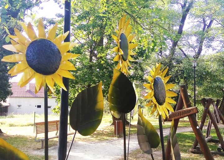 Dekoracje z recyklingu stanęły w parku OKiR w Prószkowie