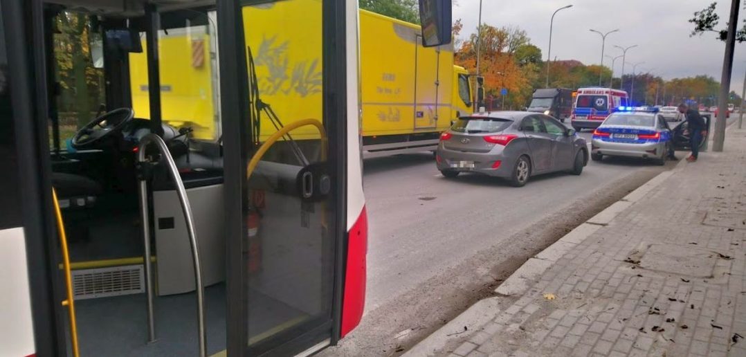 Opole. Samochodów osobowy wjechał w autobus MZK