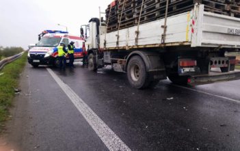 Zderzenie samochodu osobowego z ciężarówką na obwodnicy Opola