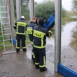 Strażacy z Dobrzenia Małego zabezpieczyli mury przeciwpowodziowe