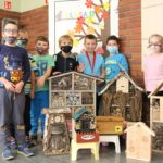 Uczniowie z Kup wraz z rodzinami budowali domki dla owadów