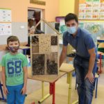 Uczniowie z Kup wraz z rodzinami budowali domki dla owadów