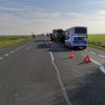 Czołowe zderzenie skody z autobusem na obwodnicy Grodkowa