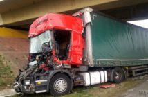 Trzy ciężarówki zderzyły się na A4. Droga w kierunku Wrocławia jest zablokowana