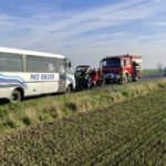 Czołowe zderzenie skody z autobusem na obwodnicy Grodkowa