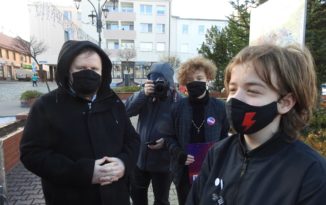 – Nie ma już panie wicekomendancie ustroju, w którym panowała zasada „dzieci i ryby głosu nie mają”… – Nie ma już panie wicekomendancie ustroju, w którym panowała zasada „dzieci i ryby głosu nie mają”…