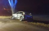 Lasowice Wielkie. Samochód uderzył w drzewo i stanął w płomieniach
