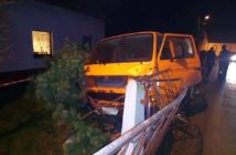 Kierowca volkswagena wjechał w ogrodzenie posesji. Był pijany