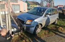 Kierowca stracił panowanie nad fordem i wjechał w materiały budowlane