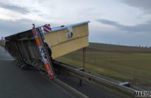 Prowadził lawetę z basenem na przyczepie. Zakończył jazdę na barierkach