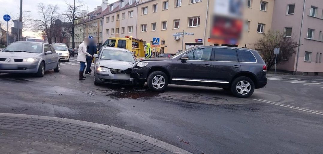 Opole. Dwa volkswageny zderzyły się na skrzyżowaniu ulic Kośnego i Katowickiej