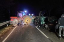 Dwa samochody osobowe zderzyły się z ciągnikiem na trasie Głuchołazy-Prudnik. Dwie osoby ranne