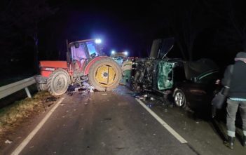 Dwa samochody osobowe zderzyły się z ciągnikiem na trasie Głuchołazy-Prudnik. Dwie osoby ranne
