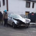 Wypadek w Wawelnie. Kierujący bmw wjechał w betonowe ogrodzenie