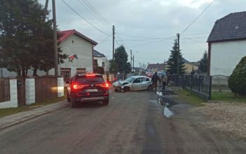 Wypadek w Wawelnie. Kierujący bmw wjechał w betonowe ogrodzenie