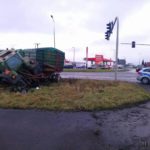 Opole. Kierujący ciągnikiem uderzył w sygnalizator i wpadł do rowu