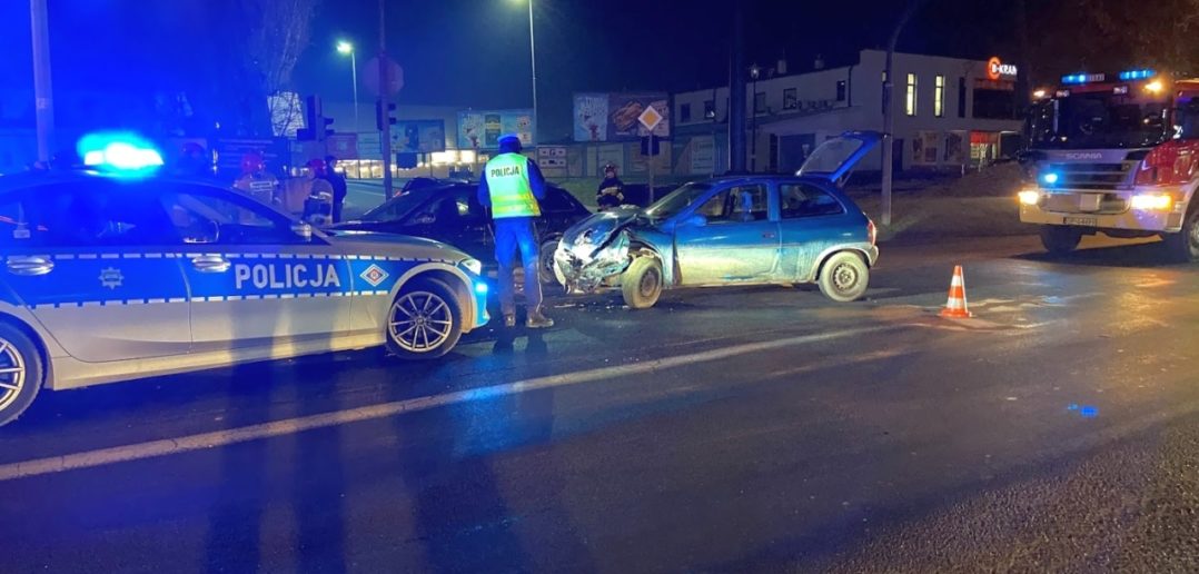 Kuriozalne zdarzenie drogowe w Opolu. Kierowca uciekł z miejsca kolizji, zostawiając pasażerów w rozbitym samochodzie