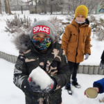 Uczniowie z Chróścic eksperymentowali z wodą, śniegiem, lodem i kolorami