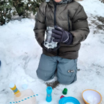 Uczniowie z Chróścic eksperymentowali z wodą, śniegiem, lodem i kolorami