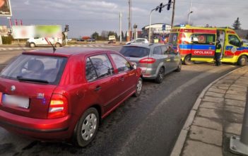 Dwa samochody zderzyły się na skrzyżowaniu ulic Oleskiej i Pużaka w Opolu. Jedna osoba ranna