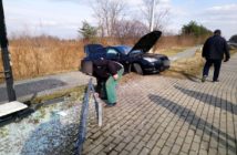 Opole. Kierująca bmw zderzyła się z dostawczym busem i wjechała w wiatę przystanku