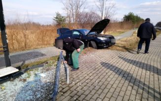 Opole. Kierująca bmw zderzyła się z dostawczym busem i wjechała w przystanek Opole. Kierująca bmw zderzyła się z dostawczym busem i wjechała w wiatę przystanku