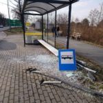 Opole. Kierująca bmw zderzyła się z dostawczym busem i wjechała w przystanek