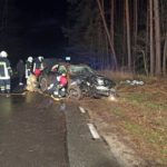 Mercedes wypadł z drogi na trasie Wawelno-Prądy. Policja ustala kto kierował samochodem