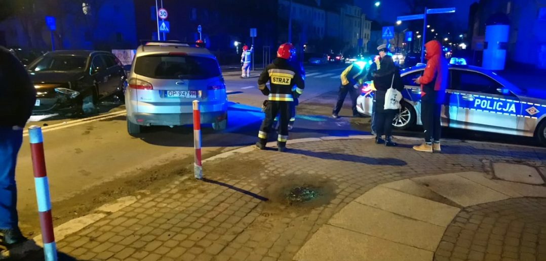 Zderzenie dwóch samochodów na skrzyżowaniu ulic Kośnego i Katowickiej w Opolu