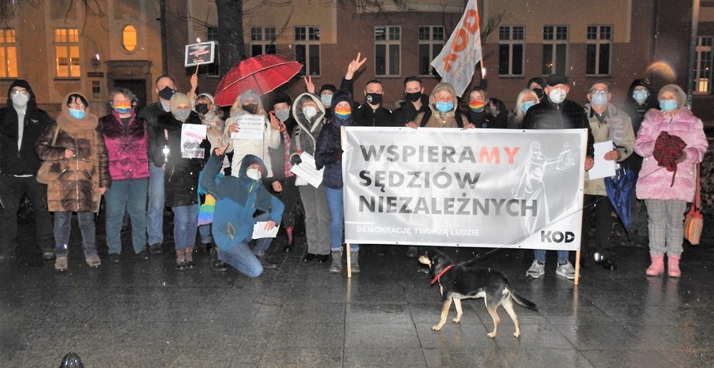 Pierwszy czwartek miesiąca. Wolni Ludzie z Opola protestują przeciwko dewastacji organów sprawiedliwości. Tym razem symbolicznie. #MuremZaIgorem