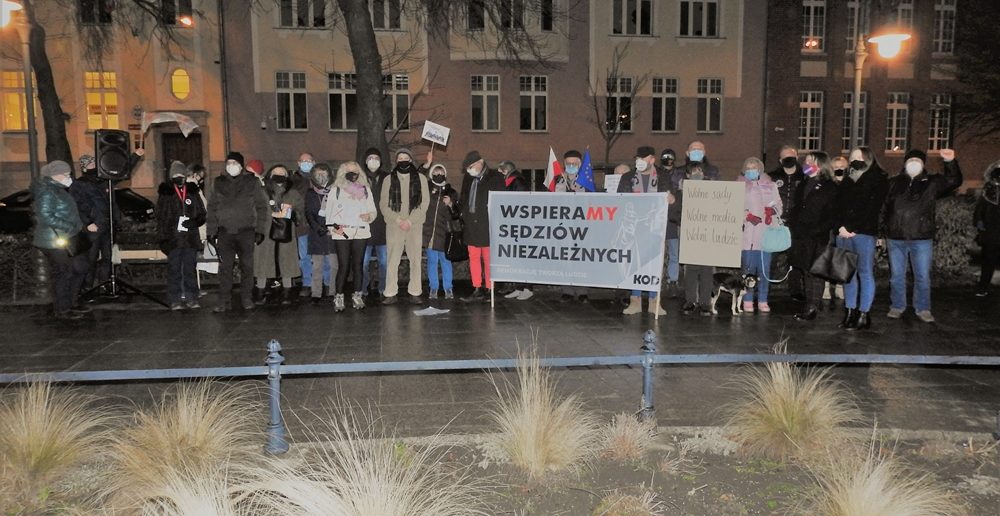 &#8211; Zbigniewie Ziobro &#8211; będziesz siedział! Bogdanie Święczkowski &#8211; będziesz siedział! &#8211; krzyczeli dziś Wolni Ludzie z Opola