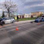 Zderzenie dwóch aut na ulicy Oświęcimskiej w Opolu. Droga jest zablokowana