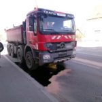 Utrudnienia na Niemodlińskiej w Opolu. Z ciężarówki wylał się olej