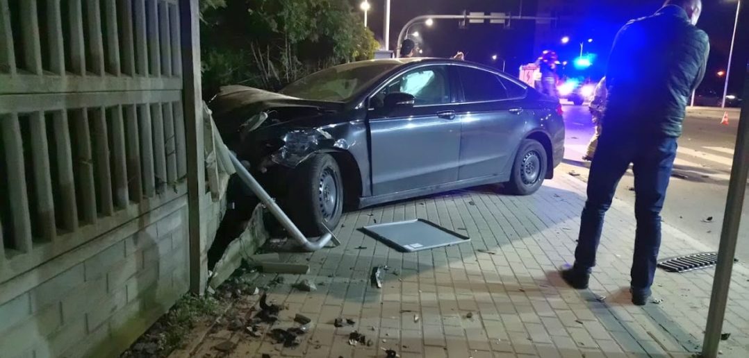 Zderzenie dwóch aut na skrzyżowaniu w Opolu. Uszkodzona sygnalizacja świetlna