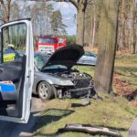 Kierowca passata wjechał w drzewo na trasie Bierdzany &#8211; Ozimek. Dwie osoby zostały poszkodowane