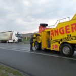 Kierowca ciężarówki zasłabł i uderzył w barierki energochłonne na autostradzie A4