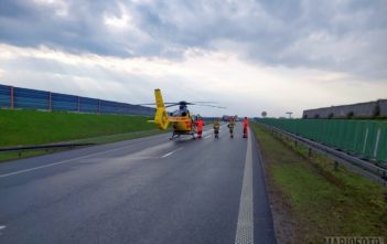 Kierowca ciężarówki zasłabł i uderzył w barierki energochłonne na autostradzie A4